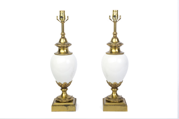 Chic Pair Of Hollywood Regency White Ceramic And Brass Lamps By Stiffel