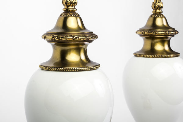 Chic Pair Of Hollywood Regency White Ceramic And Brass Lamps By Stiffel