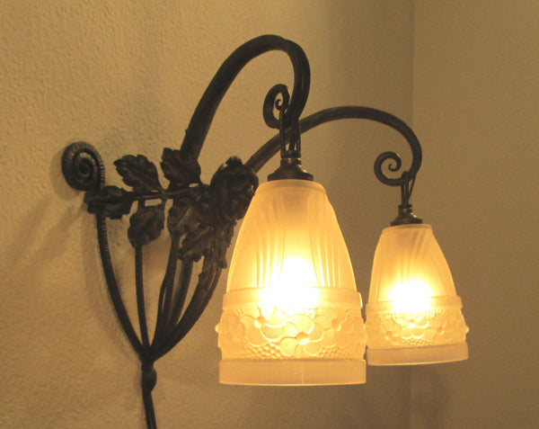 Wrought-Iron Sconce With Relief Frosted Glass - Art Deco Antiques
 - 2