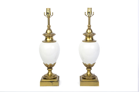 Chic Pair Of Hollywood Regency White Ceramic And Brass Lamps By Stiffel