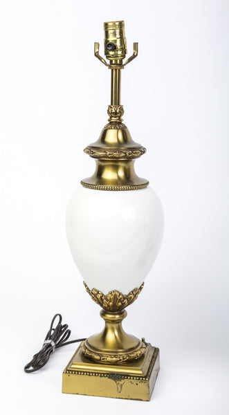 Chic Pair Of Hollywood Regency White Ceramic And Brass Lamps By Stiffel