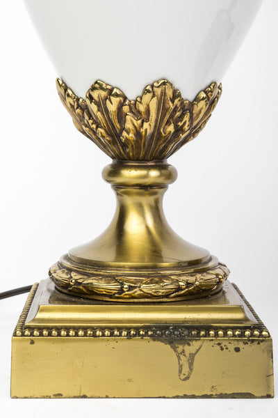 Chic Pair Of Hollywood Regency White Ceramic And Brass Lamps By Stiffel