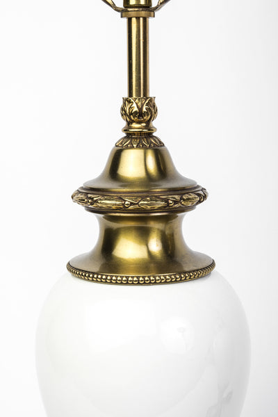 Chic Pair Of Hollywood Regency White Ceramic And Brass Lamps By Stiffel